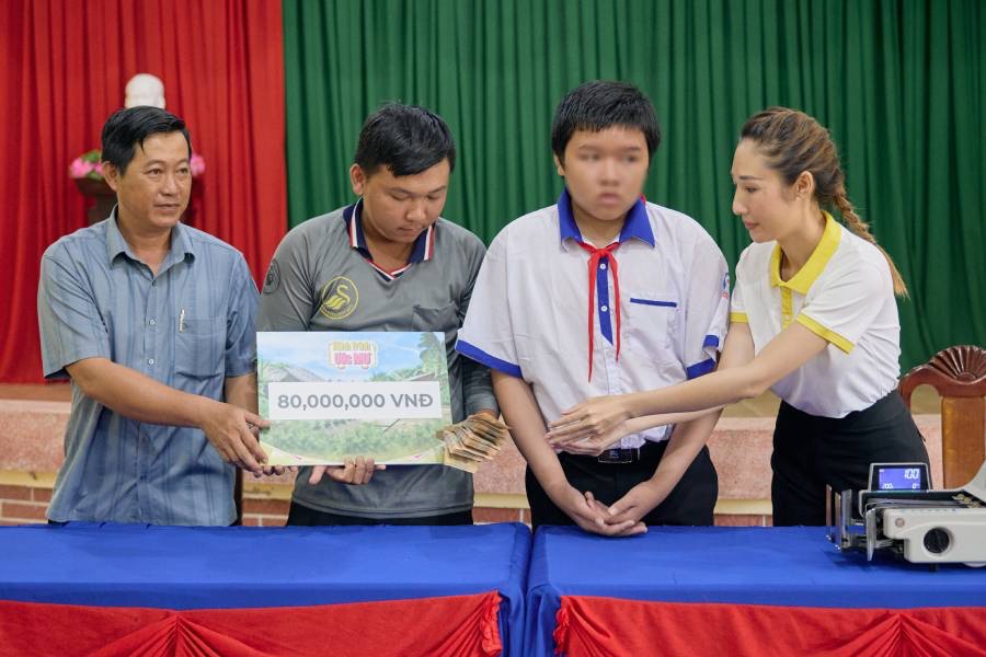 Two orphaned brothers receive money from the producer. Photo: Producer.