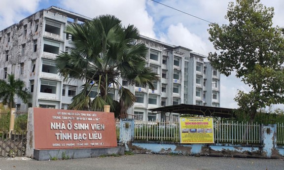 A dormitory abandoned for many years in Bac Lieu will be converted into social housing. Photo: Nhat Ho