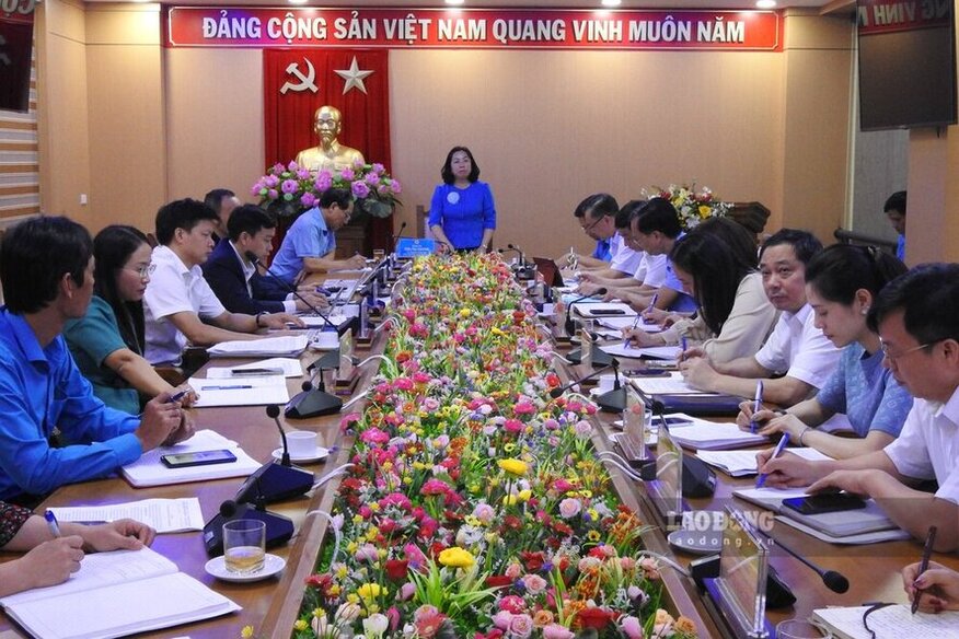 Overview of the working session of the Vietnam General Confederation of Labor's monitoring delegation with the Phu Tho Provincial Labor Federation. Photo: To Cong.
