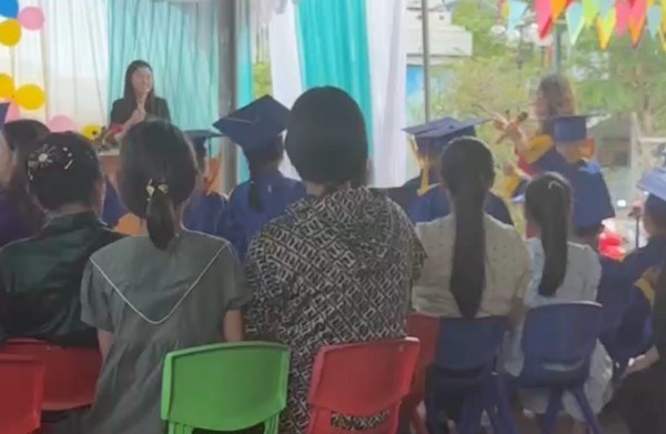 The Minh Hoa District Disciplinary Council has just disciplined the principal for pointing the finger at the Parents' Association President. Photo: Cut from clip