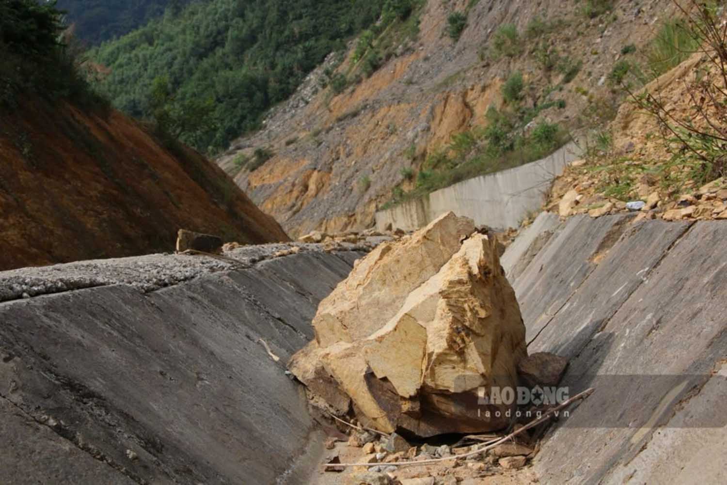 Cac vach taluy duong gia co tam bo, bi xoi lo sau mua mua. Anh: Viet Bac.