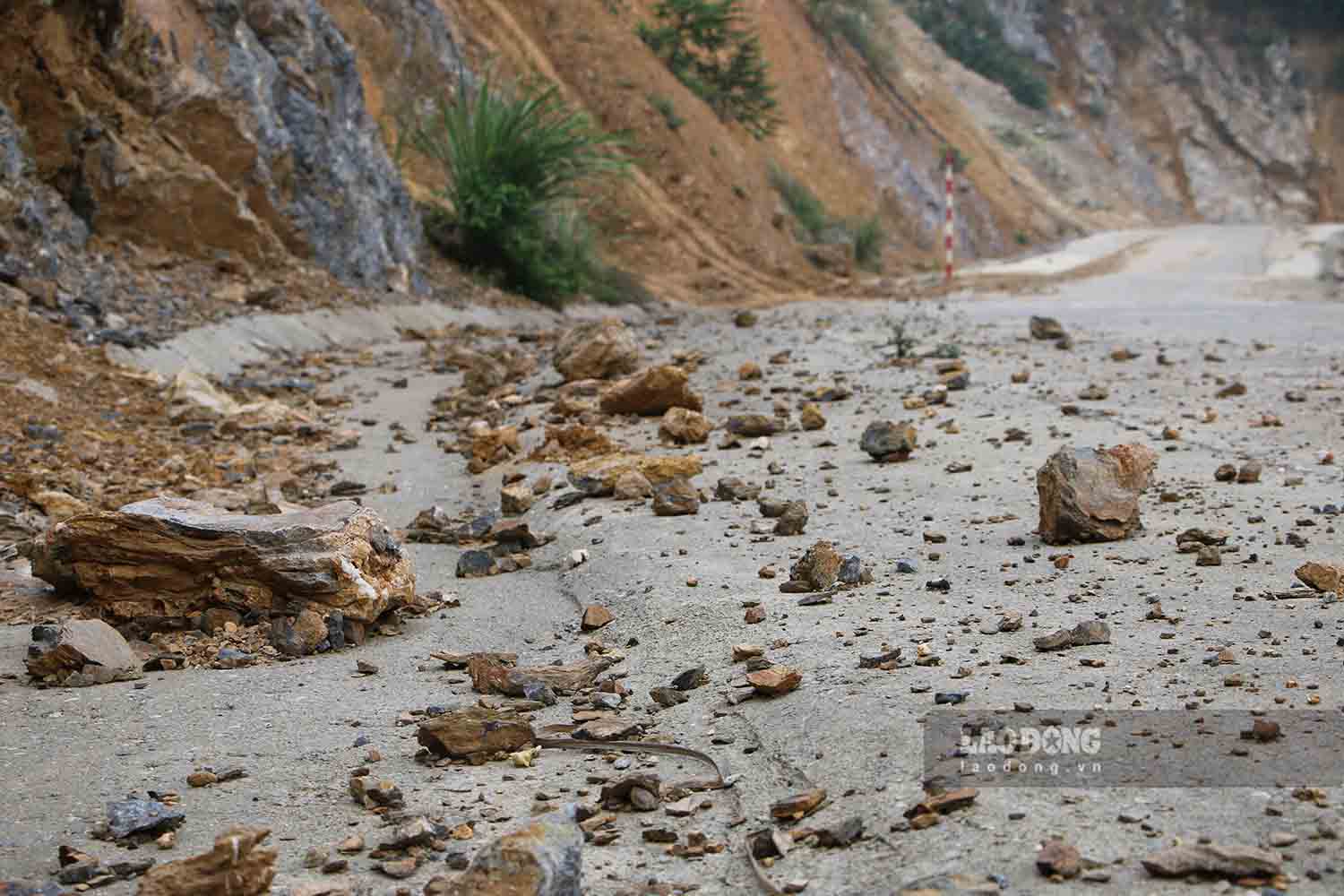 Rolling rocks and landslides devastated a billion-dollar road in Tuyen Quang City constructed by Hoang Dan Company. Photo: Viet Bac