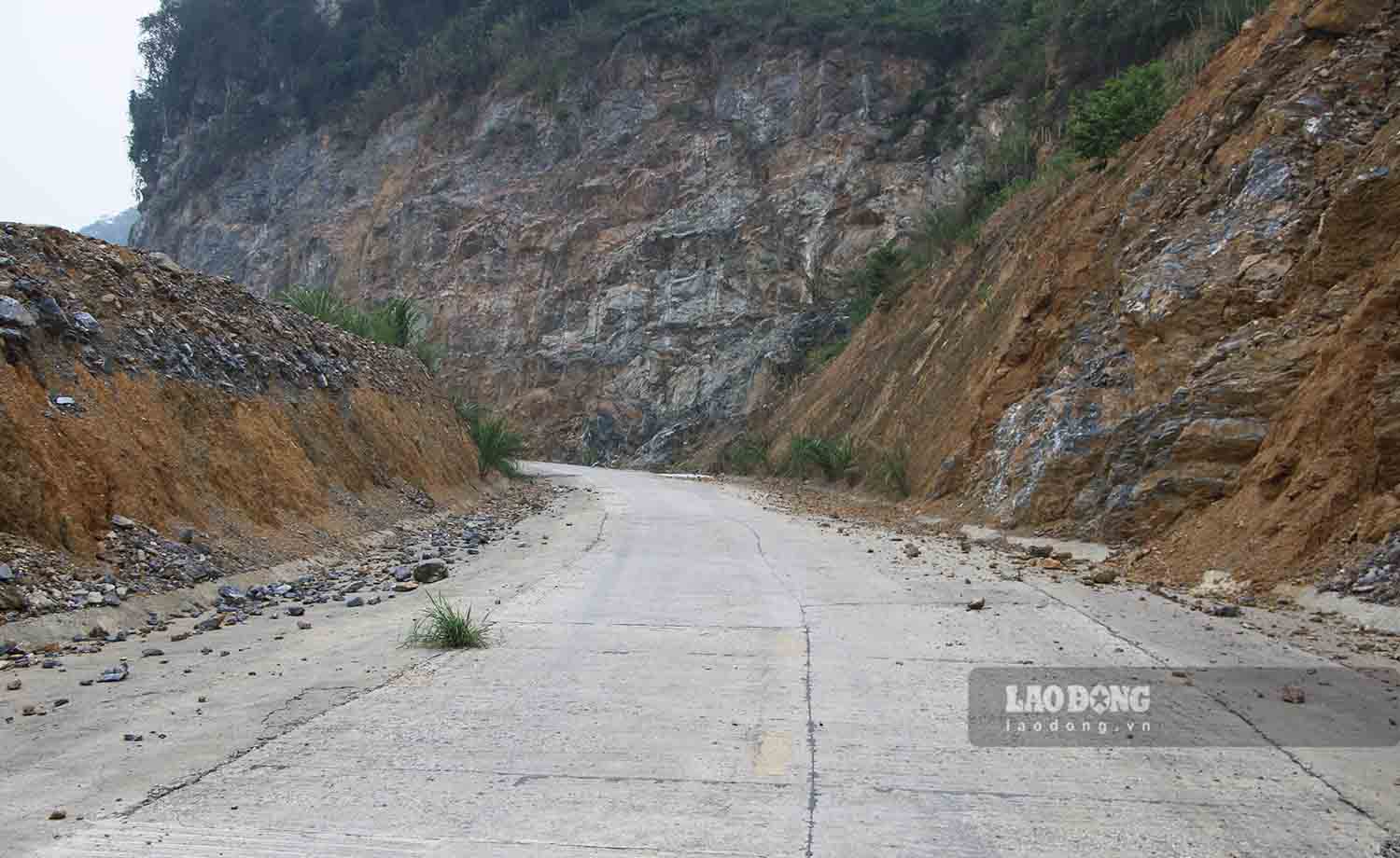 Tinh trang sat lo, da lan tren tuyen duong khien nguoi dan lo lang. Anh: Viet Bac.