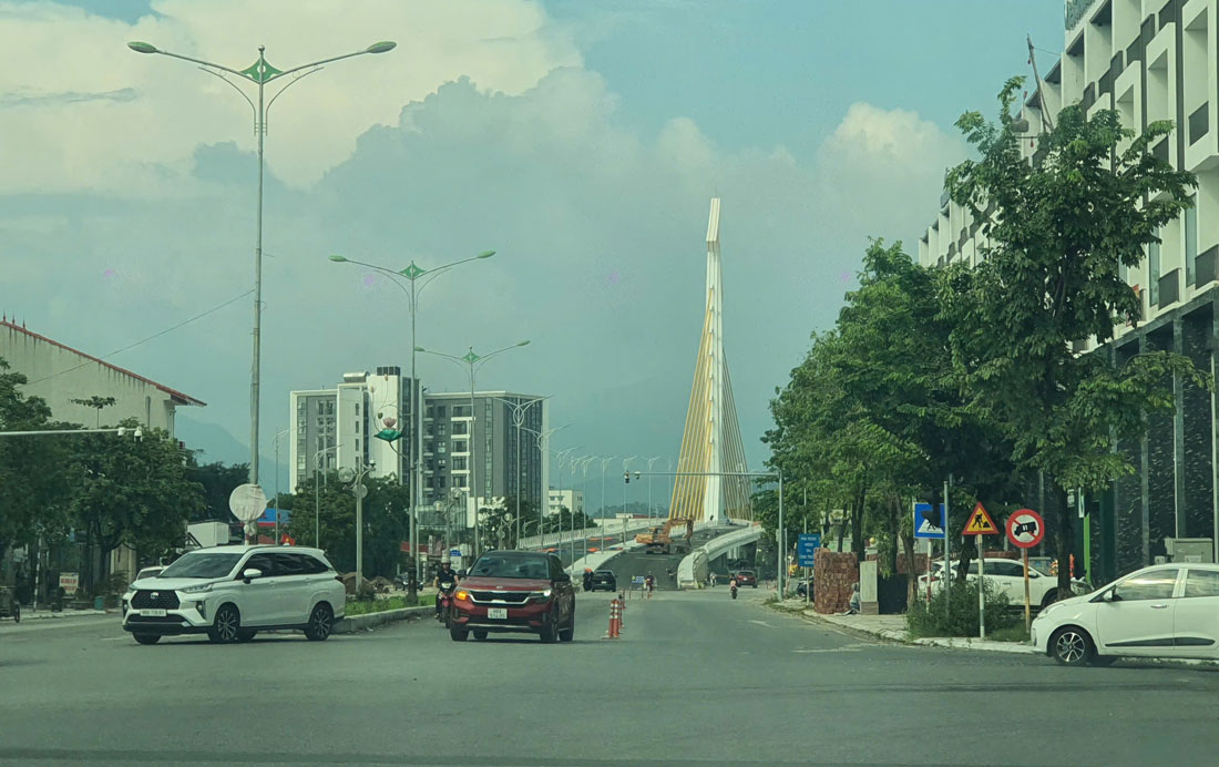 Du an cau vuot duong sat Nguyen Tat Thanh dang hoan tat cac hang muc cuoi cung de ban giao dua vao su dung. Anh: An Vi 