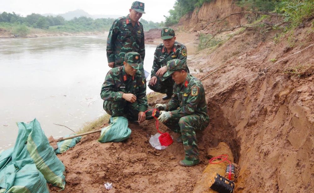 Engineers proceed to handle the bomb. Photo: Huu Thinh