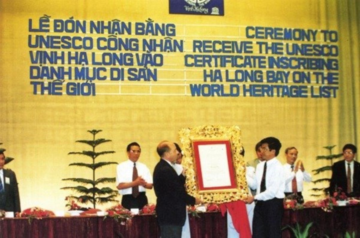 Ceremony to receive the first World Natural Heritage certificate of Ha Long Bay. Photo: Ha Long Bay Management Board