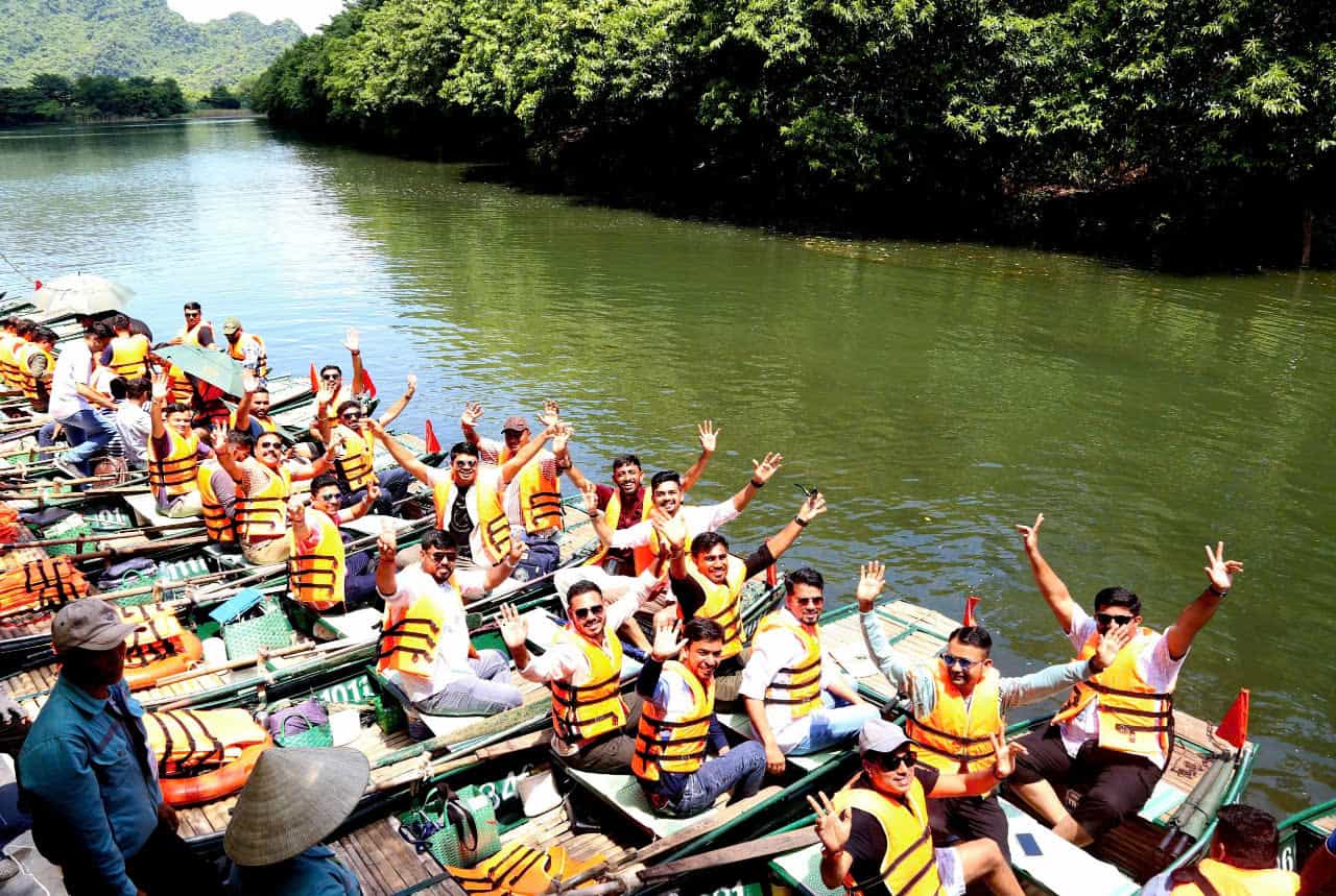 A group of up to 4,500 tourists led by an Indian billionaire visited Trang An (Ninh Binh) at the end of August 2024. Photo: Nguyen Truong