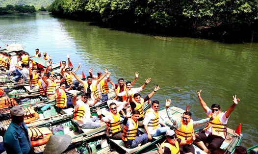 Đoàn khách du lịch lên đến 4.500 người của tỉ phú Ấn Độ đến tham quan Tràng An (Ninh Bình) vào cuối tháng 8.2024. Ảnh: Nguyễn Trường