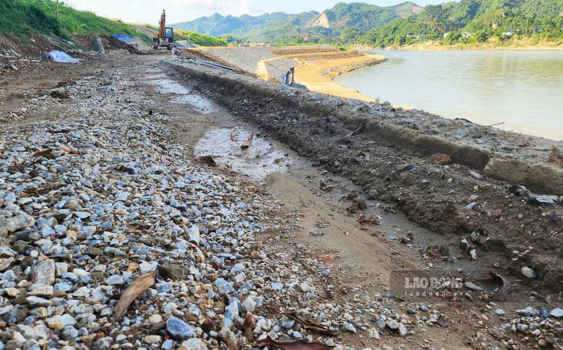 The billion-dollar anti-erosion embankment in Tuyen Quang is still being slowly built and is not yet completed. Photo: Viet Bac.
