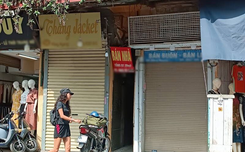 Many townhouses in Hoan Kiem District (Hanoi) are being sold at expensive prices. Photo: Thu Giang