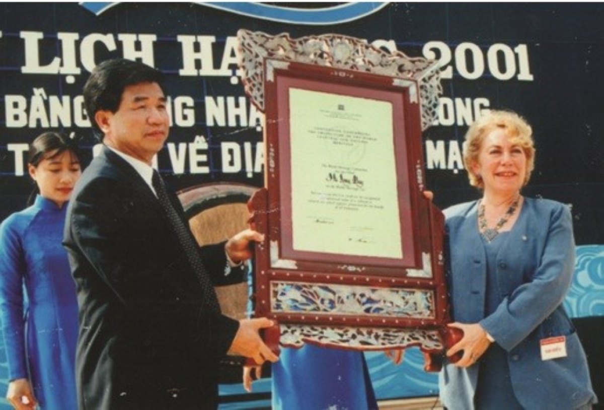 Ceremony to receive the certificate recognizing Ha Long Bay as a World Natural Heritage for the second time. Photo: Ha Long Bay Management Board