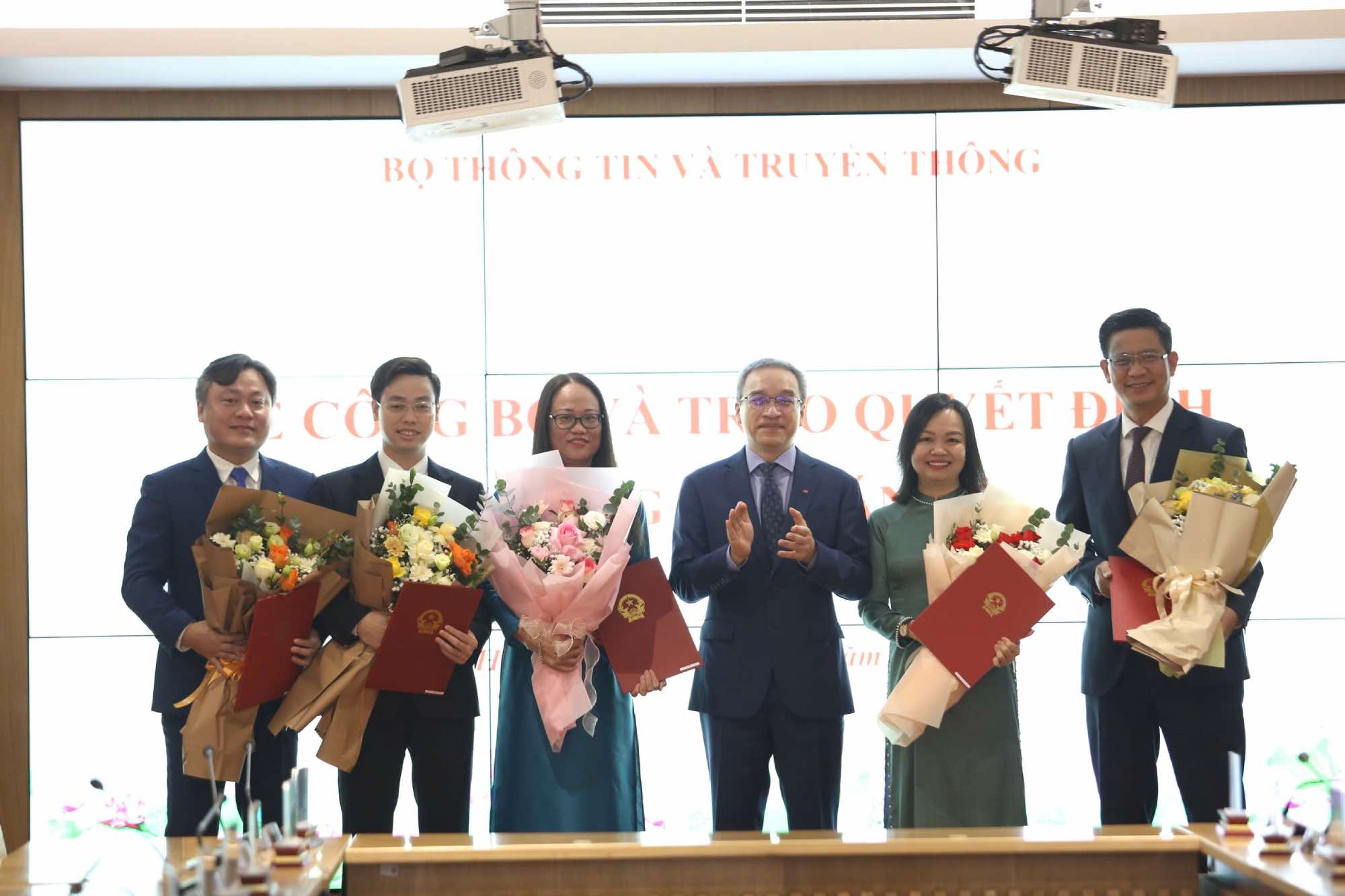 Deputy Minister of Information and Communications Phan Tam congratulated 5 officials who were recently appointed and reappointed. Photo: Thao Anh