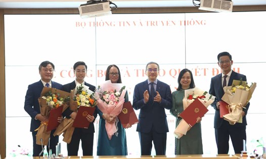 Thứ trưởng Bộ TTTT Phan Tâm chúc mừng 5 cán bộ vừa được bổ nhiệm, bổ nhiệm lại. Ảnh: Thảo Anh