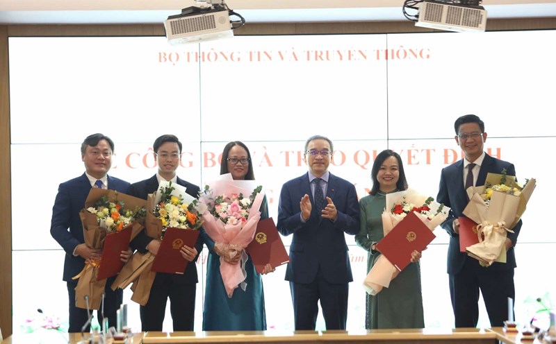 Deputy Minister of Information and Communications Phan Tam congratulated 5 officials who were recently appointed and reappointed. Photo: Thao Anh