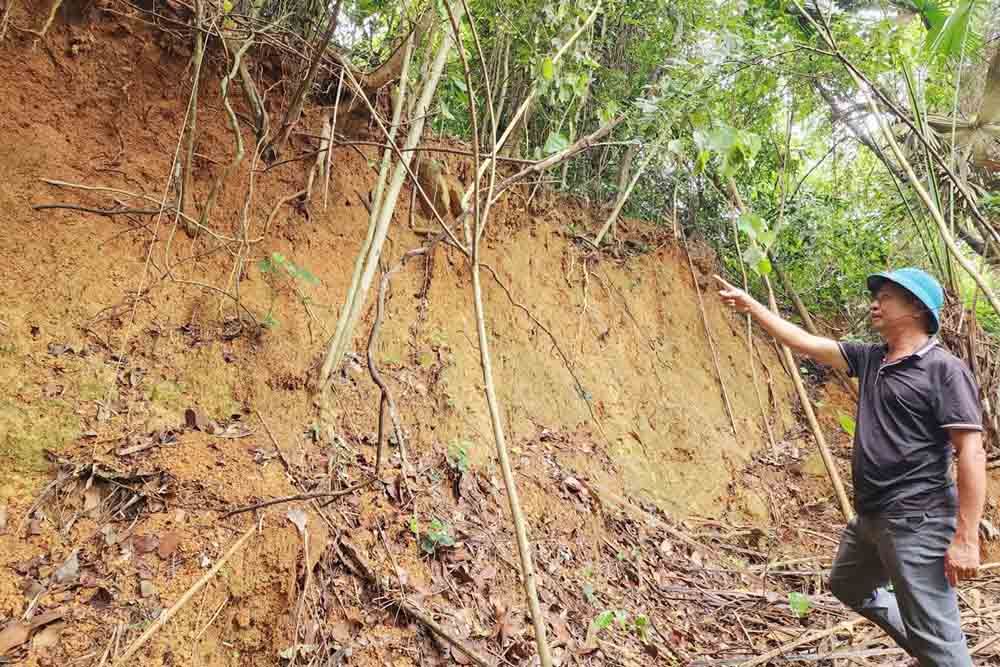 Large cracks create a risk of landslides on Ru Dau mountain, making people living below this mountain feel insecure. Photo: Tran Tuan