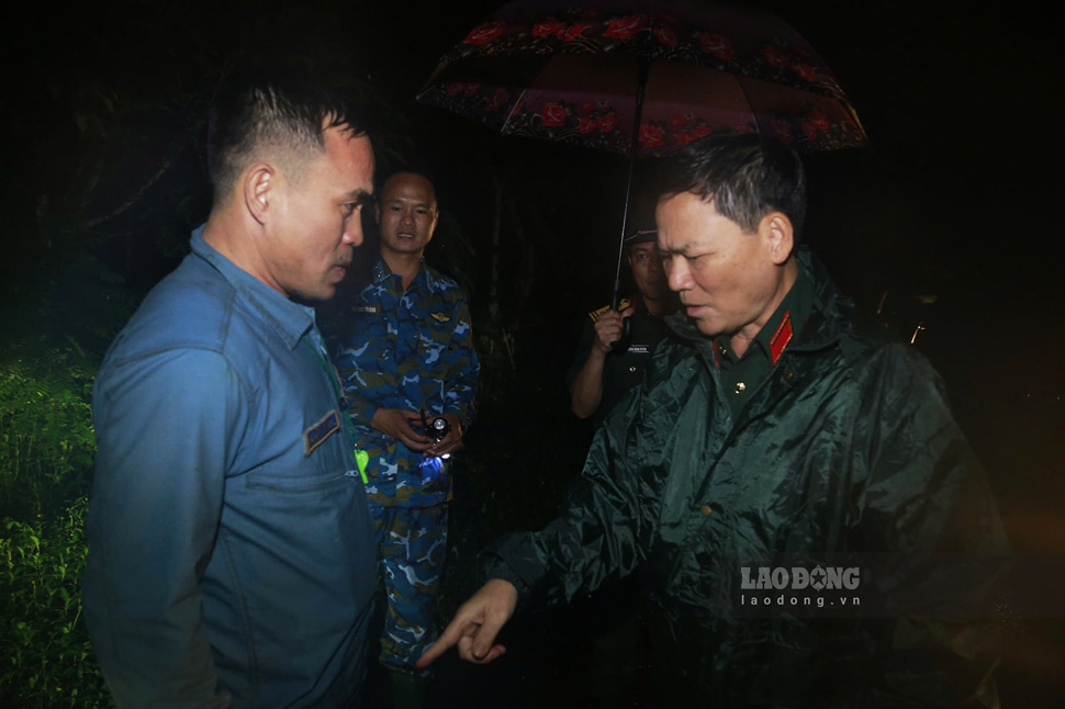 Lieutenant General Pham Truong Son - Deputy Chief of the General Staff of the Vietnam People's Army (right) - welcomed Colonel Nguyen Van Son - Commander of Air Force Regiment 940, the night of November 6. Photo: Hoai Luan