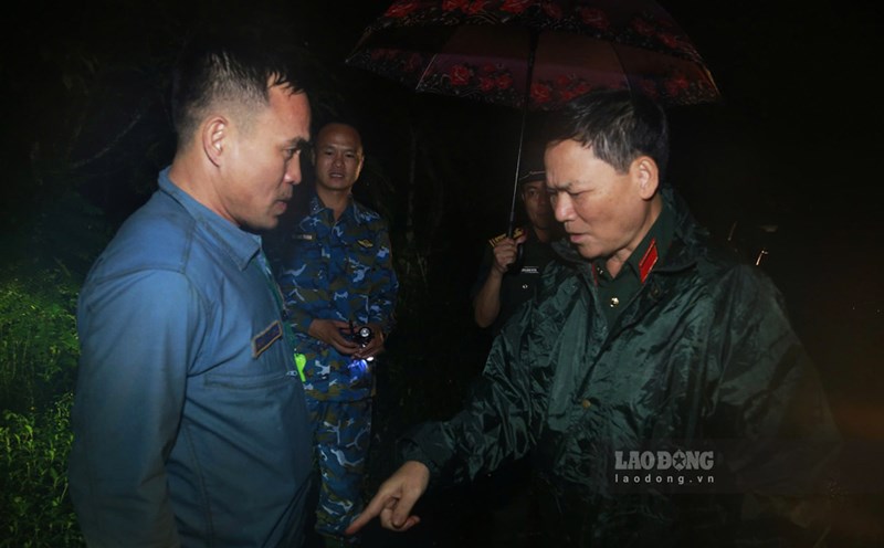 Lieutenant General Pham Truong Son - Deputy Chief of the General Staff of the Vietnam People's Army (right) - welcomed Colonel Nguyen Van Son - Commander of Air Force Regiment 940, the night of November 6. Photo: Hoai Luan