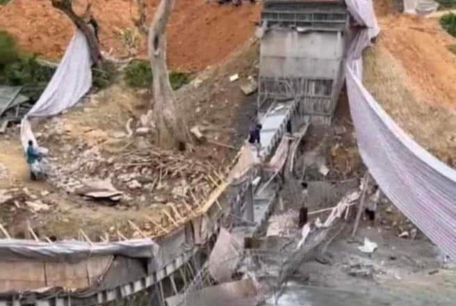 A bridge under construction in Ha Giang collapsed. Photo: Provided by local people