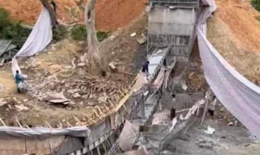 Sập cầu dân sinh đang thi công tại Hà Giang. Ảnh: Người dân cung cấp