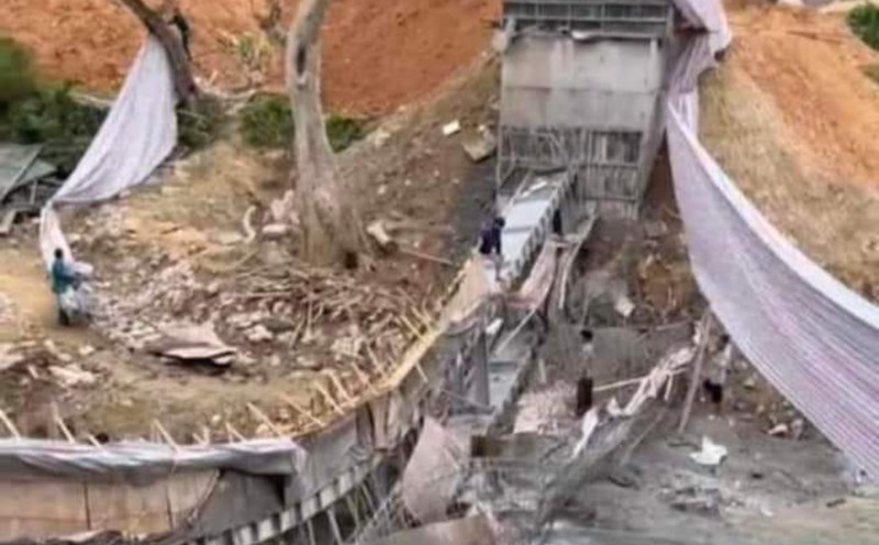 A bridge under construction in Ha Giang collapsed. Photo: Provided by local people