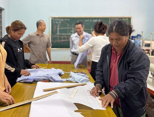 Nghe may duoc nhieu nguoi dan lua chon theo hoc. Anh: Bao Trung