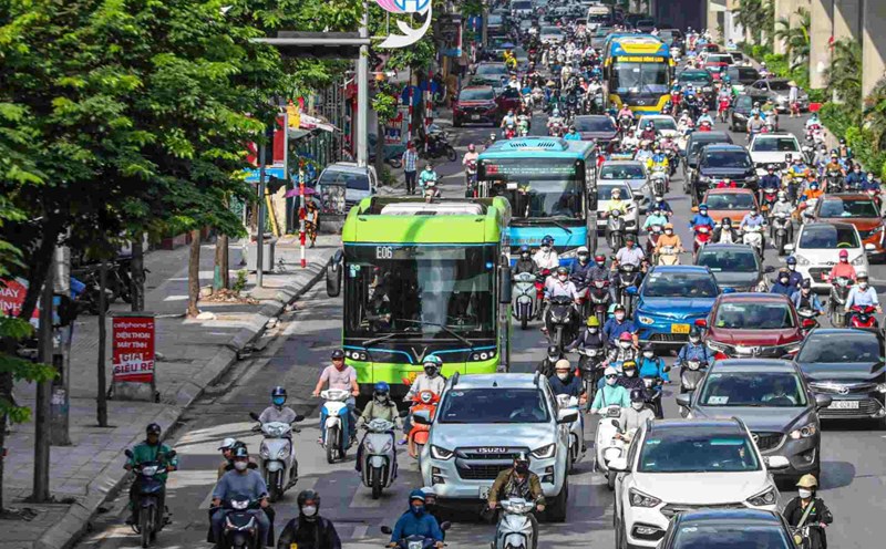 Currently, Hanoi has more than 7.8 million road vehicles. Photo: Xuyen Dong