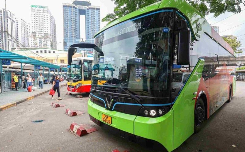 Converting to electric buses to reduce greenhouse gas emissions. Photo: Xuyen Dong