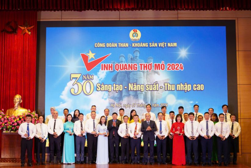 Leaders of the Vietnam General Confederation of Labor and the Vietnam National Coal and Mineral Industries Group presented symbols to outstanding cadres and workers. Photo: Den Phu