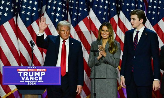 Ông Donald Trump cùng bà Melania Trump và con trai trong sự kiện hậu bầu cử ngày 6.11. Ảnh: AFP