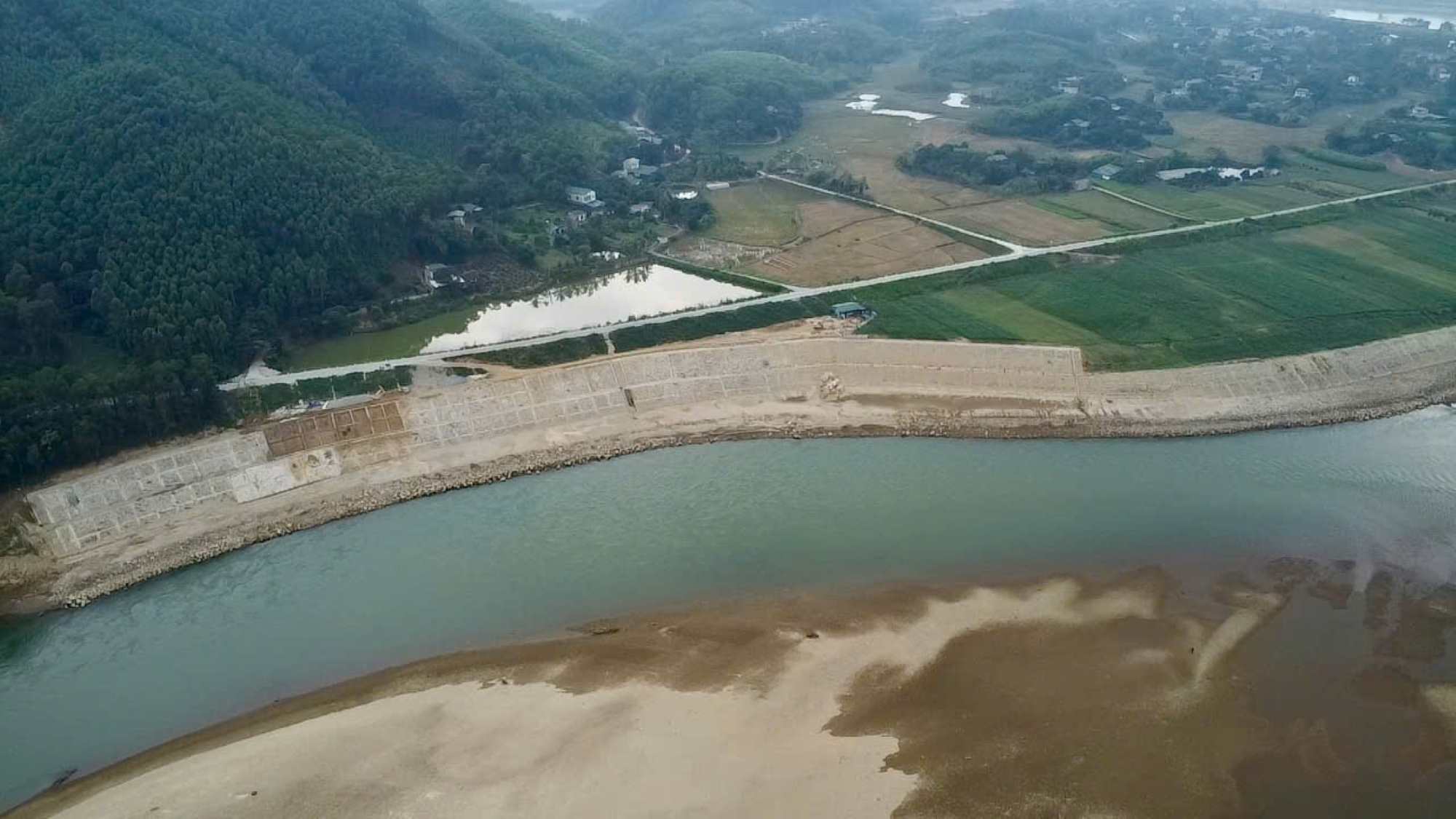 Emergency anti-erosion embankment project on Lo River bank in Tuyen Quang city. Photo: Viet Bac