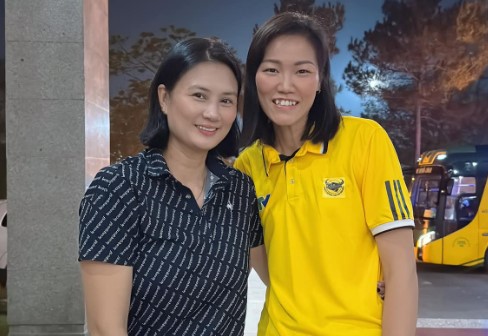 Middle blocker Ngoc Hoa (right) and coach Kim Hue meet again at the 2024 national championship. Photo: FB Kim Hue