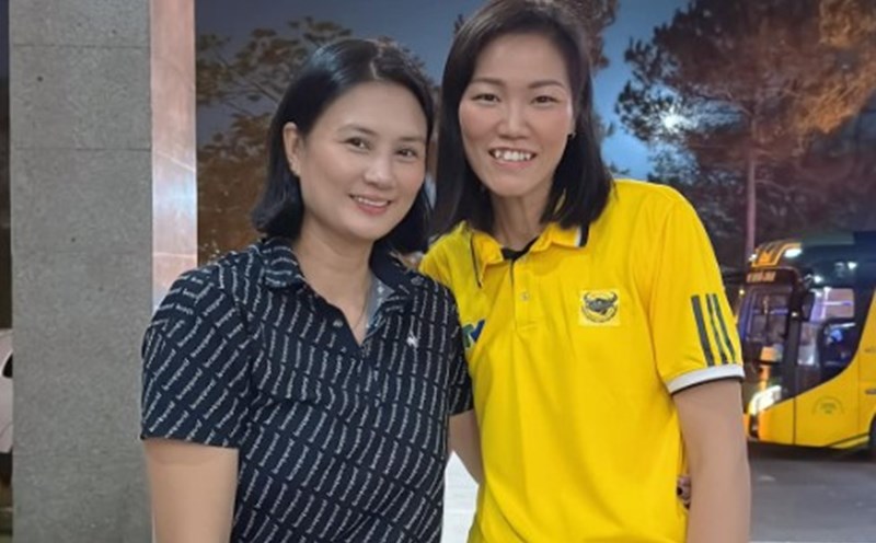 Middle blocker Ngoc Hoa (right) and coach Kim Hue meet again at the 2024 national championship. Photo: FB Kim Hue