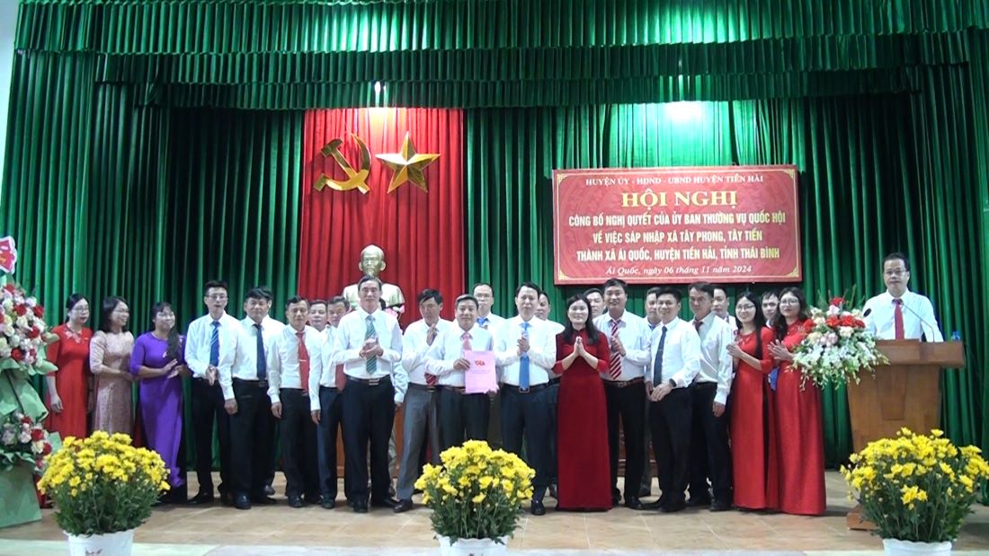 Nguyen Xuan Khanh - TUV, Bi thu Huyen uy Tien Hai, cac dong chi lanh dao huyen trao cac Quyet dinh va chuc mung Dang bo, Chinh quyen va nhan dan xa Ai Quoc. 