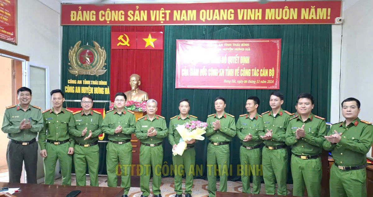 Thua uy quyen cua dong chi Giam doc Cong an tinh Thai Binh, dong chi Thuong ta Tran Van Kien - Truong Cong an huyen cung cac dong chi lanh dao Cong an huyen trao Quyet dinh va tang hoa chuc mung can bo chien si Cong an xa Quang Trung