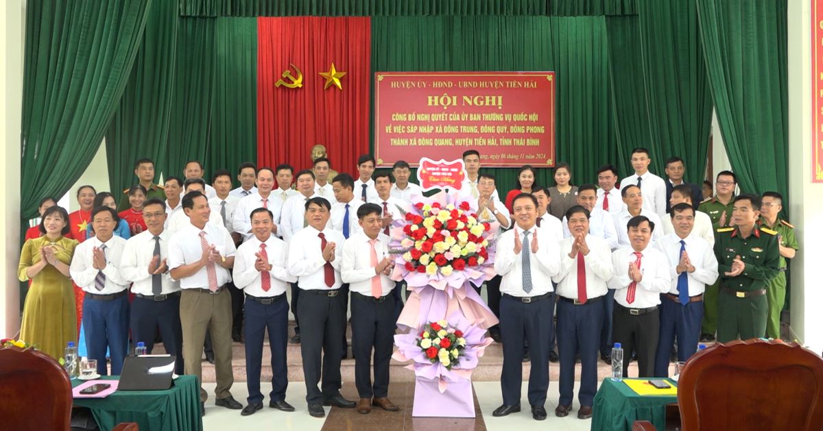 Mr. Pham Ngoc Ke - Chairman of Tien Hai District People's Committee (Thai Binh Province) - presented decisions and flowers to congratulate the Party Committee, government and people of Dong Quang Commune. Photo: Tien Hai District Portal