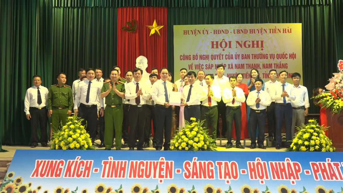 Hoang Van Tuy  - Pho Bi thu thuong truc Huyen uy, Chu tich HDND huyen Tien Hai, cac dong chi lanh dao huyen trao cac Quyet dinh va chuc mung Dang bo, Chinh quyen va nhan dan xa Nam Tien.