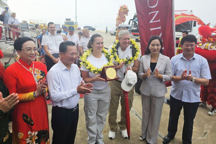 Quang Ninh provincial leaders welcome the 3 millionth international tourist to Quang Ninh. Photo: Doan Hung