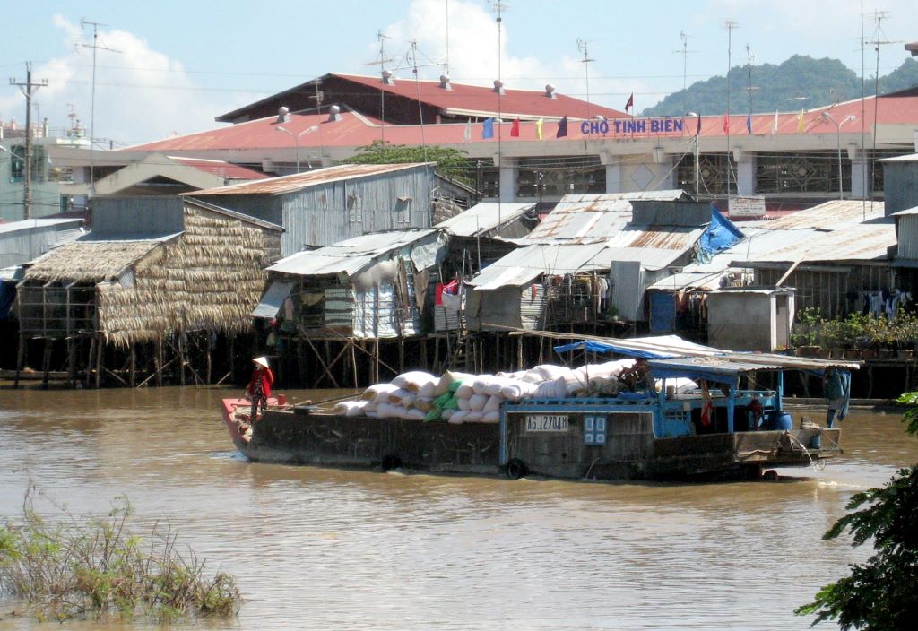 Kenh Vinh Te doan di qua cho Tinh Bien (thi xa Tinh Bien, An Giang)