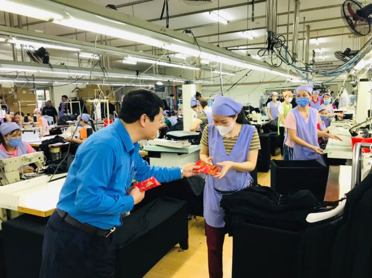 Mr. Ngo The Anh - Chairman of the Trade Union of Nghi Son Economic Zone and Industrial Zones of Thanh Hoa Province - gives lucky money to repatriated workers on the occasion of the New Year. Photo: Quach Du