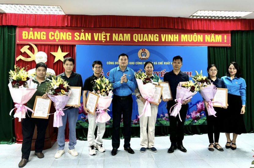 The Hanoi Industrial and Export Processing Zones Trade Union recently held a ceremony to announce the decision to establish 6 grassroots trade unions and admit more than 200 union members. Photo: Hanoi Trade Union