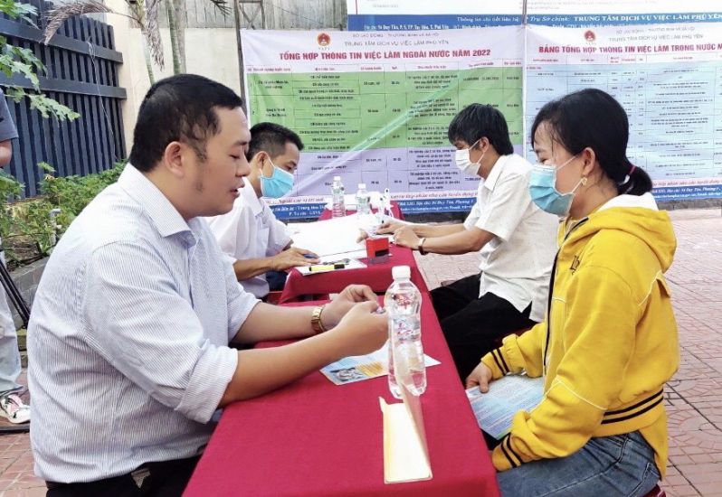 Consulting and connecting new jobs for workers in Phu Yen. Photo: Phuong Linh