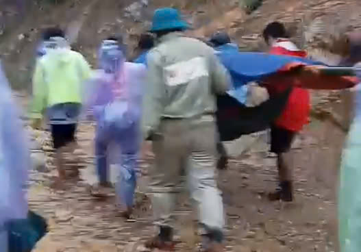 Dozens of people carried the old man onto the main road to the hospital for treatment. Photo cut from clip.