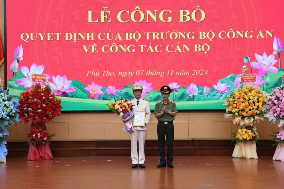 Colonel Nguyen Quoc Vuong (left) was appointed Deputy Director of Phu Tho Provincial Police. Photo: Phu Tho Provincial Police.