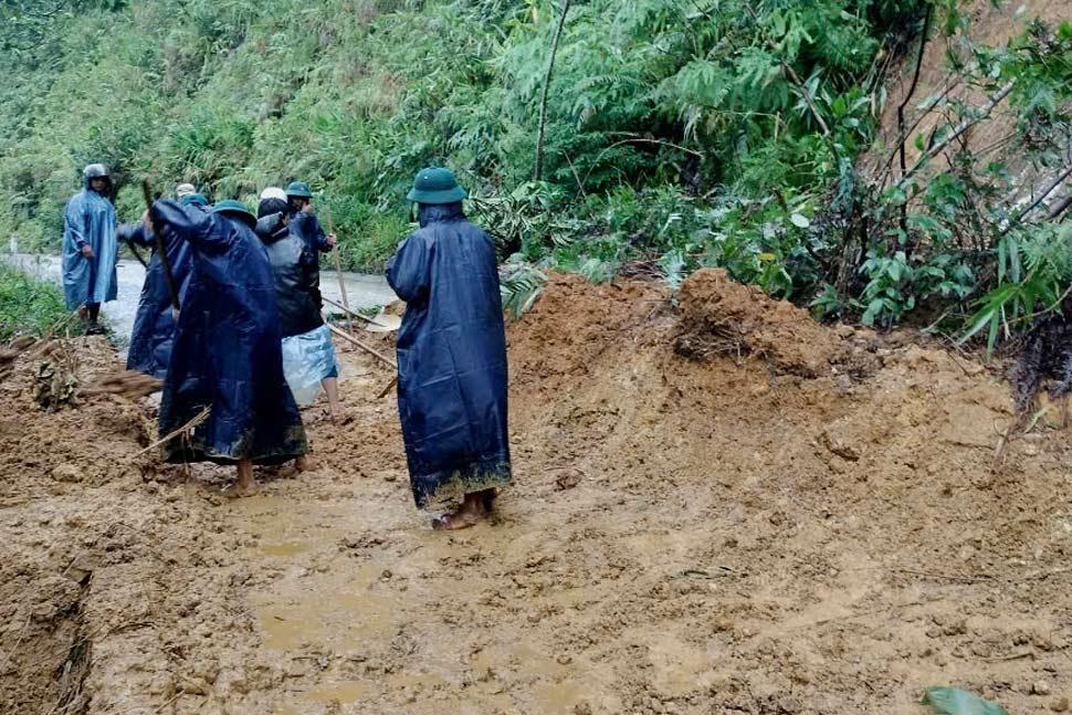 Localities are cleaning up landslides on roads. Photo: An Lao District