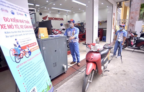 Người dân kiểm tra khí thải xe máy. Ảnh: Niệm Lê