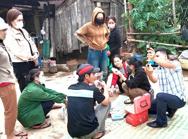 People in Dak Lak province are instructed by vocational teachers in the fields of animal husbandry and veterinary medicine. Photo: Bao Trung