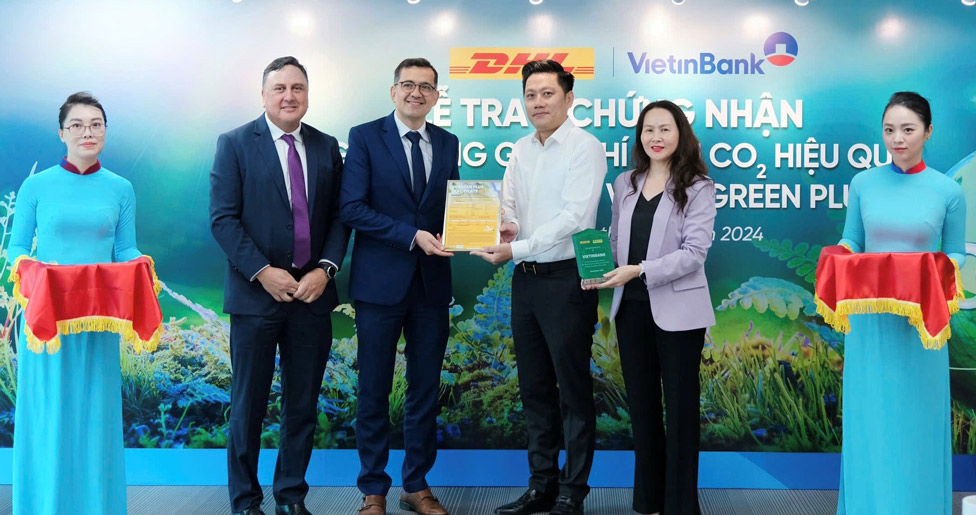 DHL Express supports VietinBank in reducing greenhouse gas emissions through the GoGreen Plus service. Photo: Provided by the company