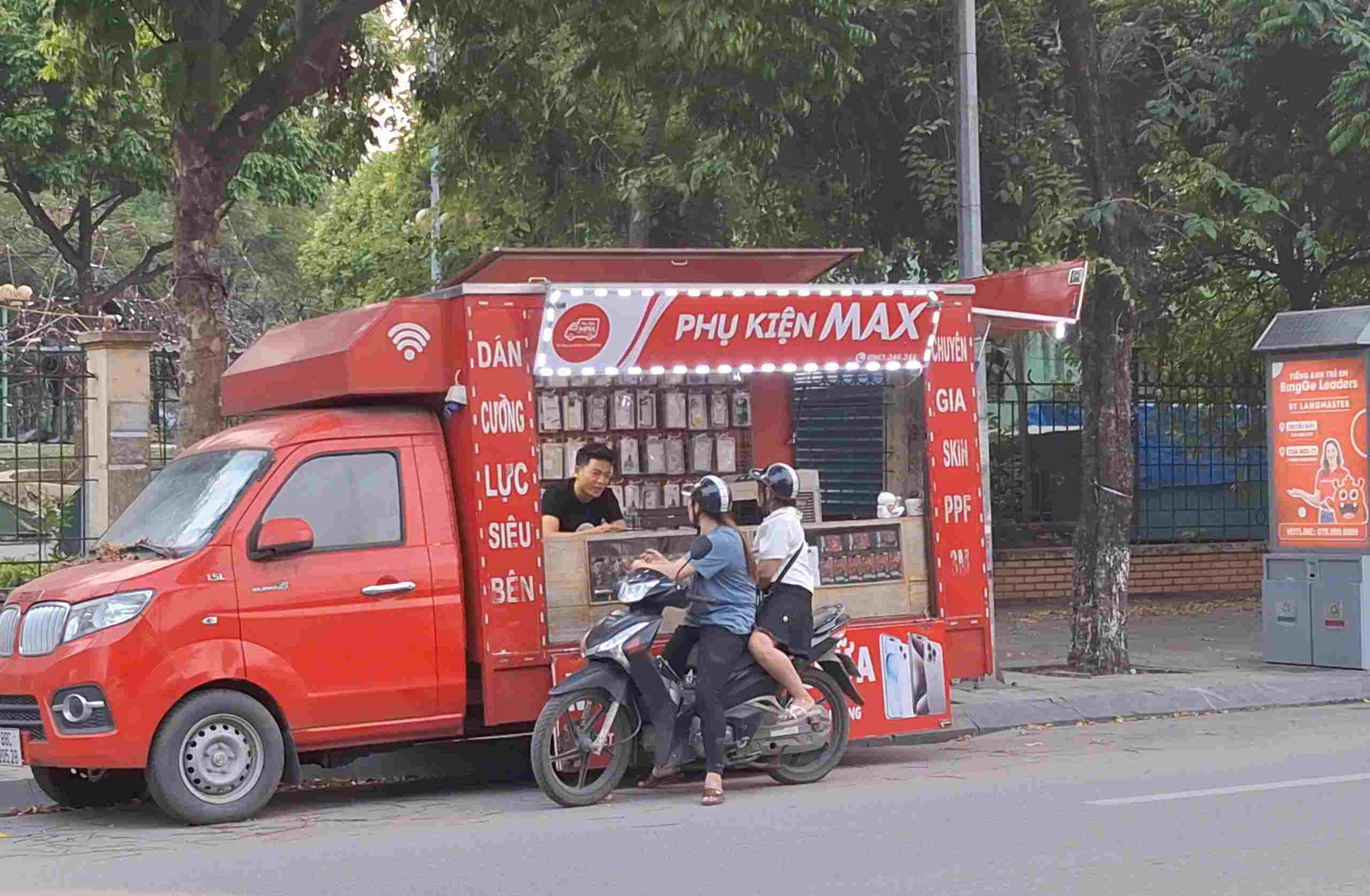 Mobile vending vehicles encroaching on the roadway cause traffic insecurity in Hanoi. Photo: Den Phu