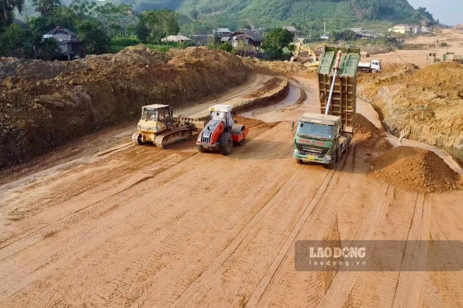 Sau 1 nam trien khai, du an duong cao toc ket noi lien tinh qua dia phan tinh Tuyen Quang da dan hinh thanh.