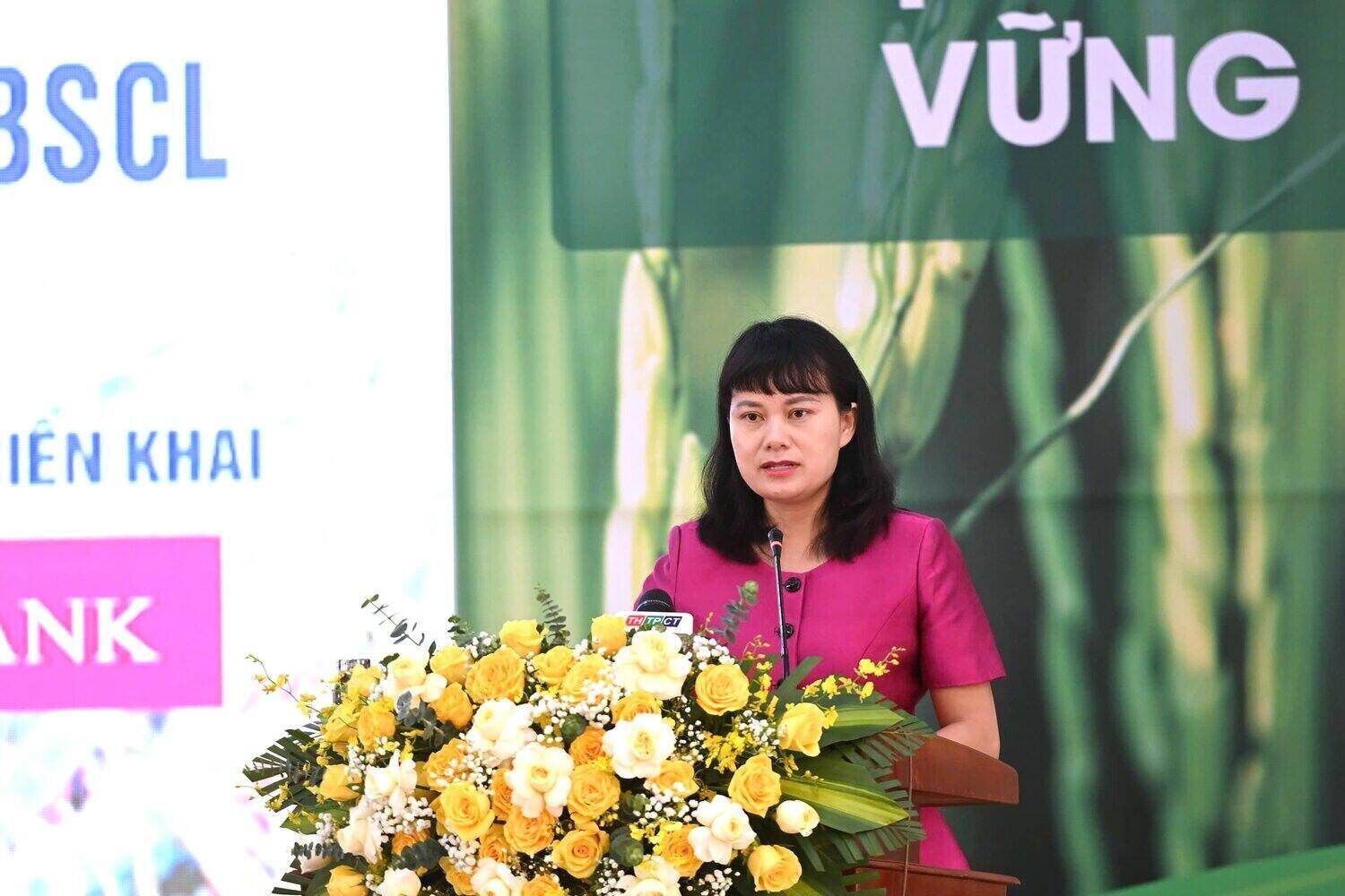 Pho Tong Giam doc Agribank Phung Thi Binh huong dan viec trien khai cap von tin dung uu dai den cac doi tuong tham gia De an. Anh: Agribank